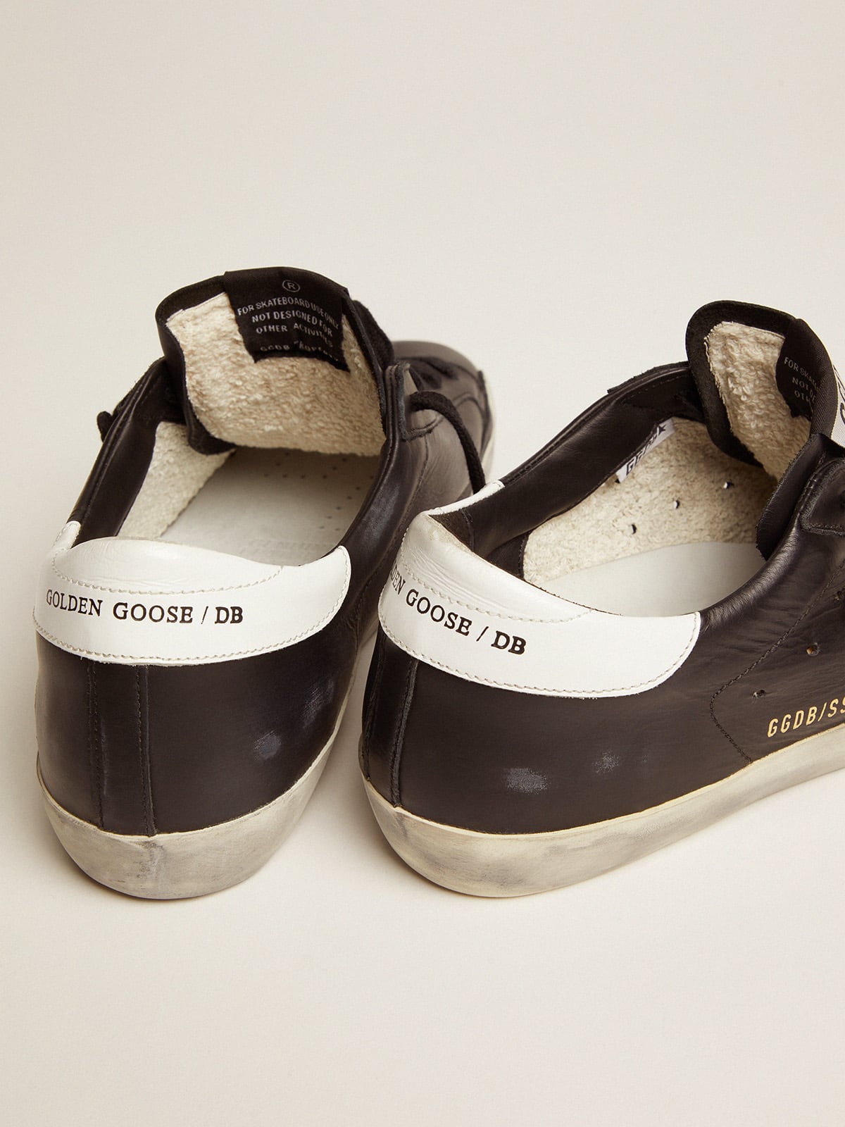 Pelle nera con stella e talloncino in pelle bianca