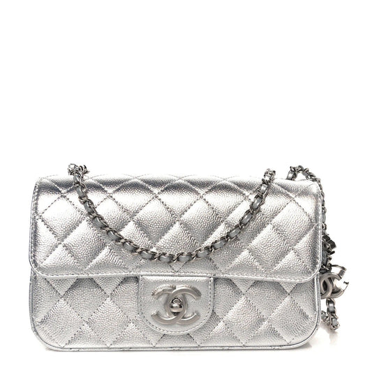 Mini borsa rettangolare trapuntata Caviar metallizzata con patta CC Slide argento