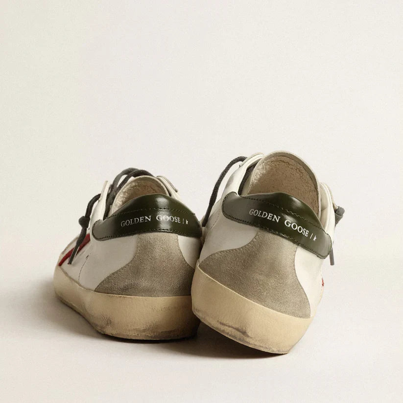 Suede Rossa e talloncino in pelle verde