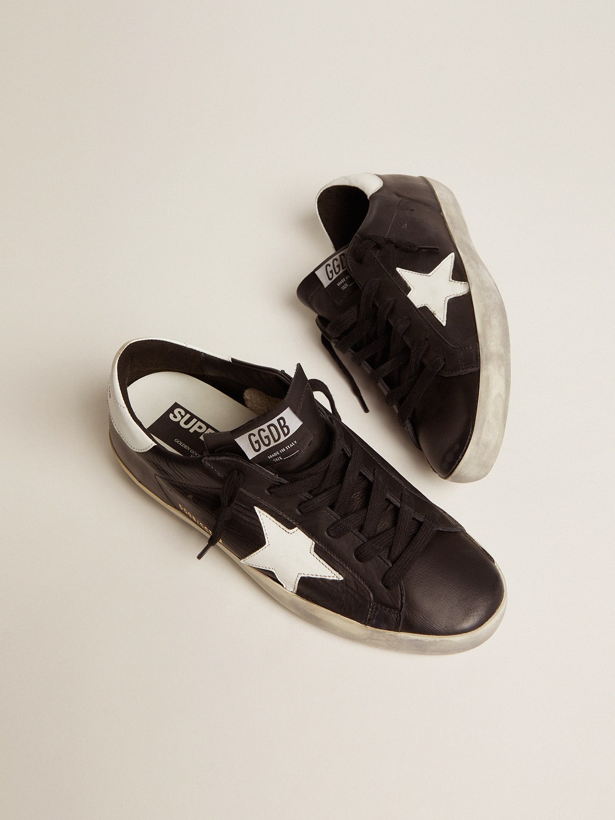 Pelle nera con stella e talloncino in pelle bianca