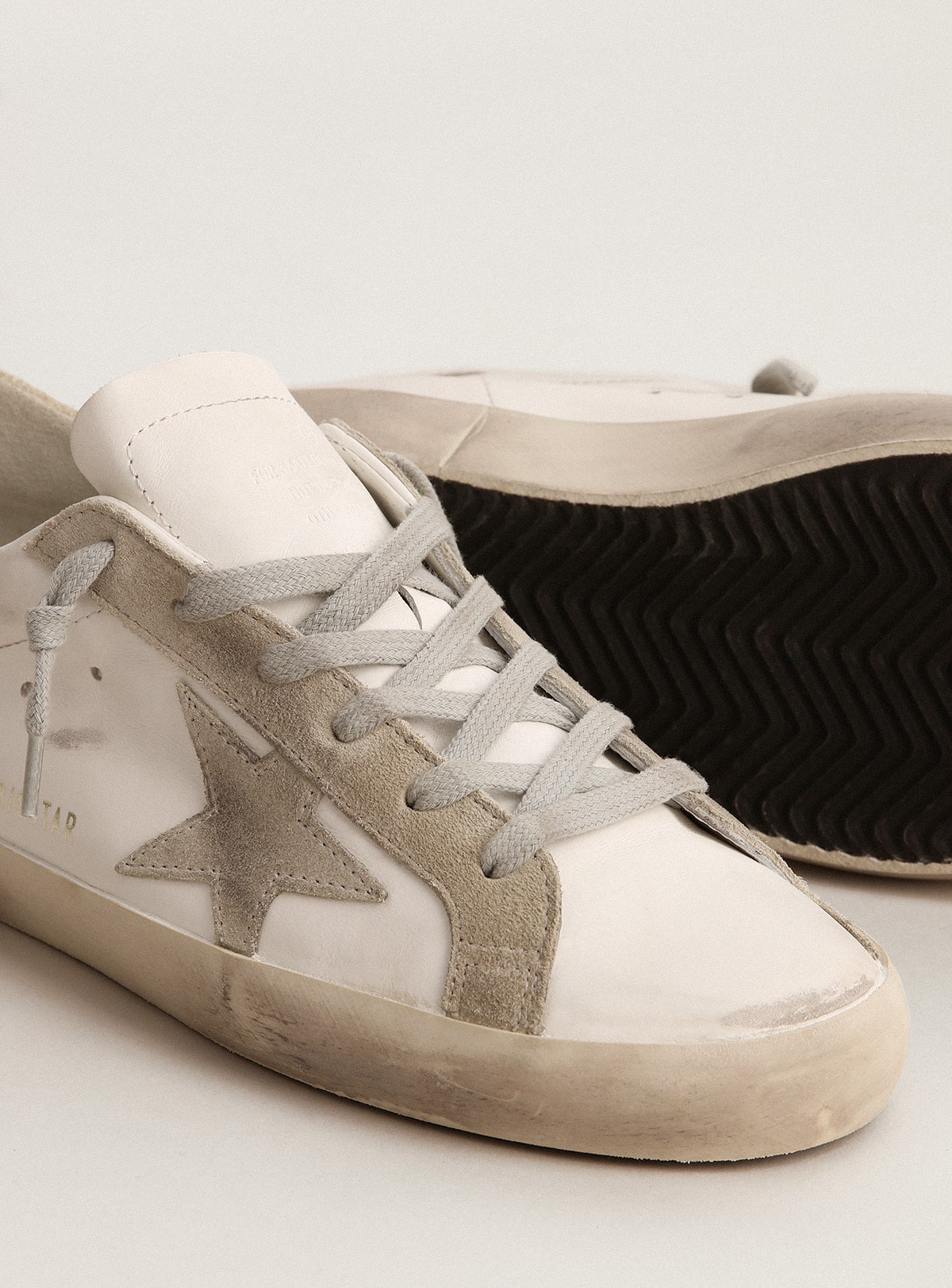 Stella e talloncino in suede grigio