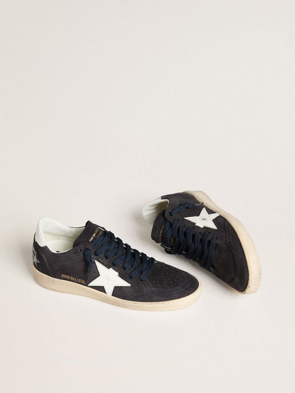 Suede blu scuro con stella e talloncino in pelle
