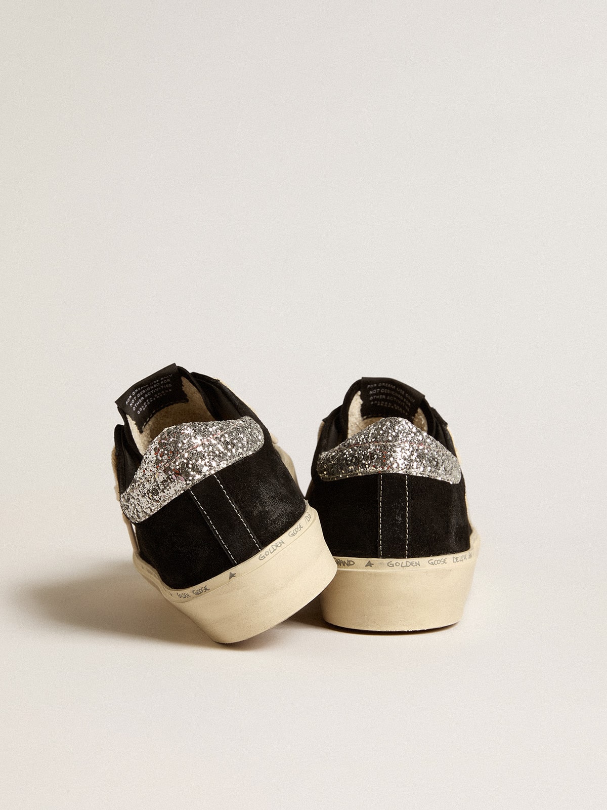 Pelle nera con talloncino in glitter argento