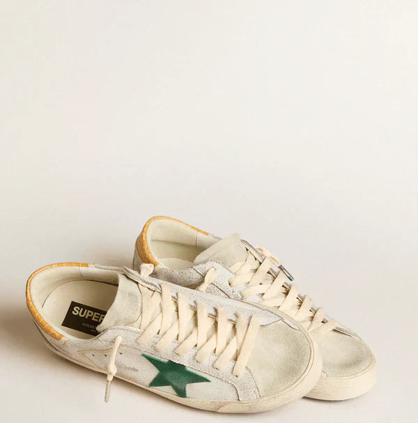 Stella in suede verde e talloncino in pelle cocco gialla